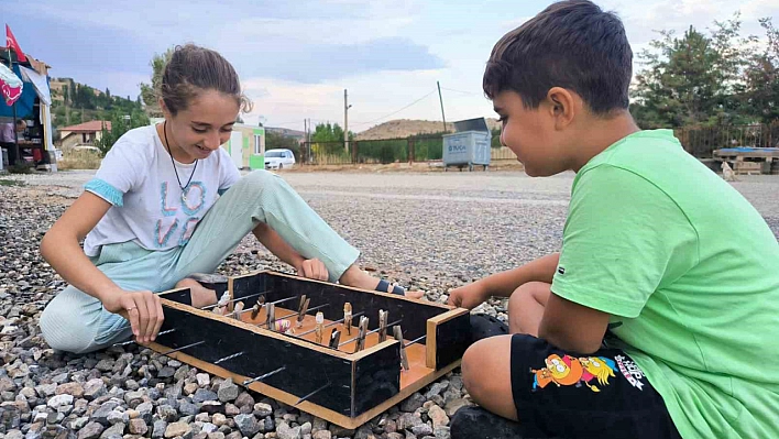 Doğanşehirli 11 Yaşındaki Kızdan Yaratıcı Tasarımı: Mandallar ve Şişlerle Kurdu