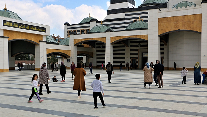 Camii'ye akın ettiler