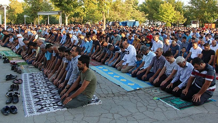 Camiler doldu taştı