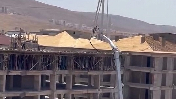 Canını hiçe saydı: Beton pompasını asansör gibi kullandı