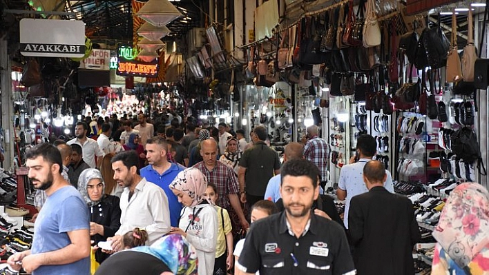 Çarşı ve pazarda bayram yoğunluğu