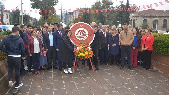 CHP anıta çelenk bıraktı