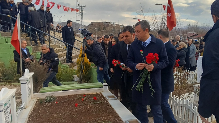 CHP Genel Başkanı Özel, deprem şehitliğini ziyaret etti