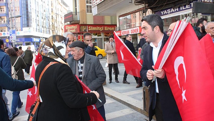 CHP bayrak dağıttı