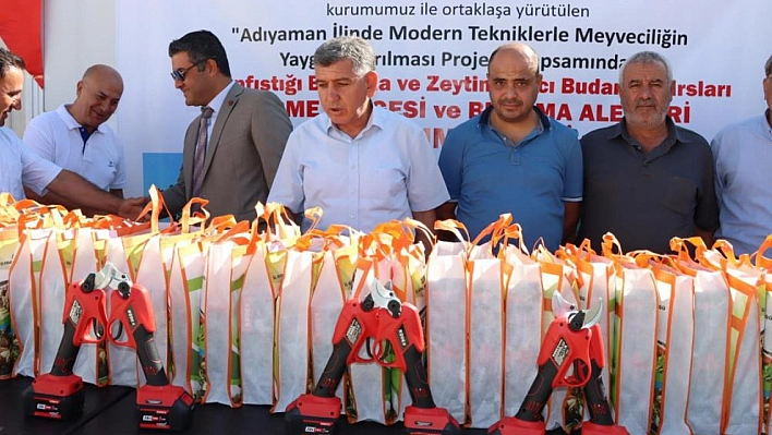 Çiftçilere Akülü Budama Makası Hibe Edildi