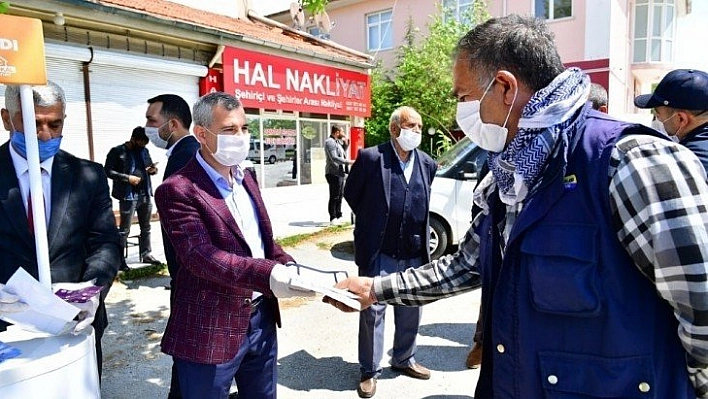 Çınar'dan esnafa maske