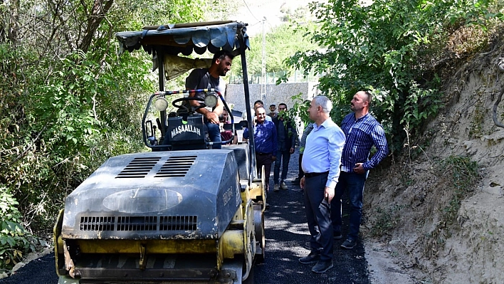 Yeşilyurt Belediyesi yolları onarıyor