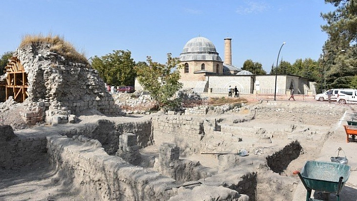 Çini parçalarına rastlandı