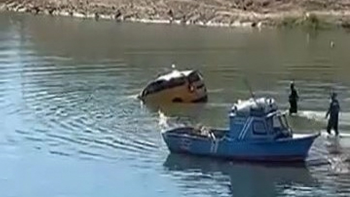 Çocuk yürekleri ağza getirdi! El frenini indirdi, araç baraja sürüklendi