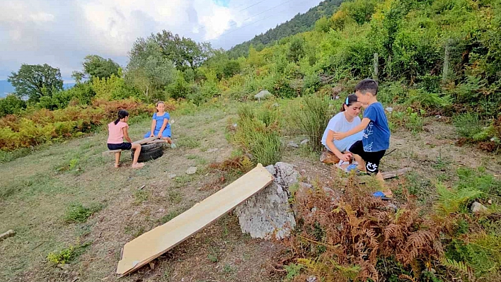 Atık malzemelerden kendi oyun parkını yaptılar