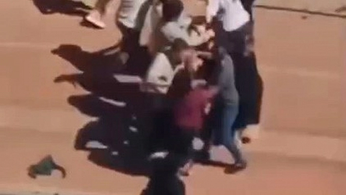 Çocukların kavgasına aileler karıştı!