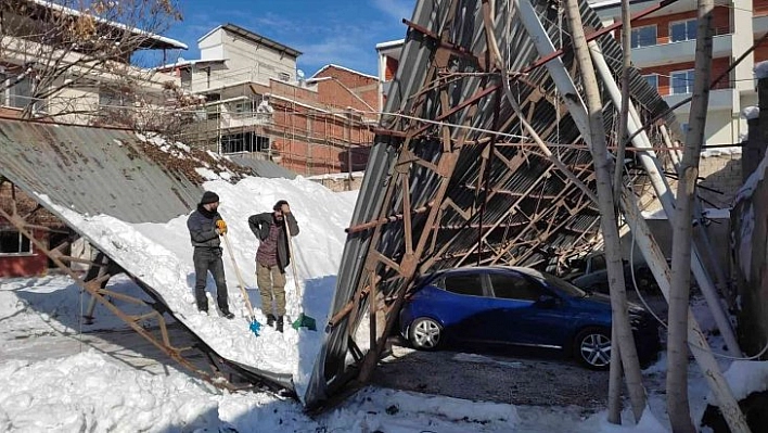 Otoparkın çatısı çöktü