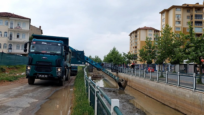 Çöp yuvasına dönmüştü, temizlenmeye başlandı!