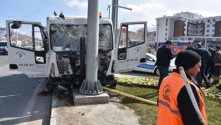 Çöp kamyonu ile çarpıştı