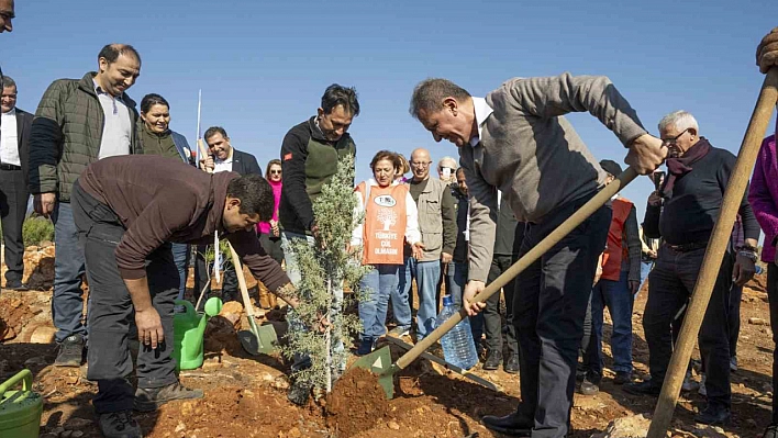 Cumhuriyet için 2023 fidan toprakla buluştu