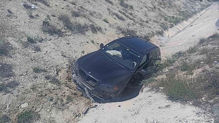 Malatya'da araç yol kenarına devrildi: 1 yaralı