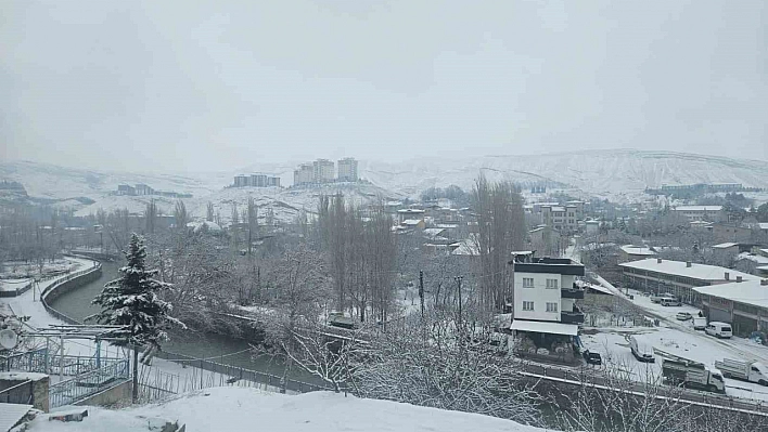 Darende'de Tarihi Yapılar Beyaza Büründü