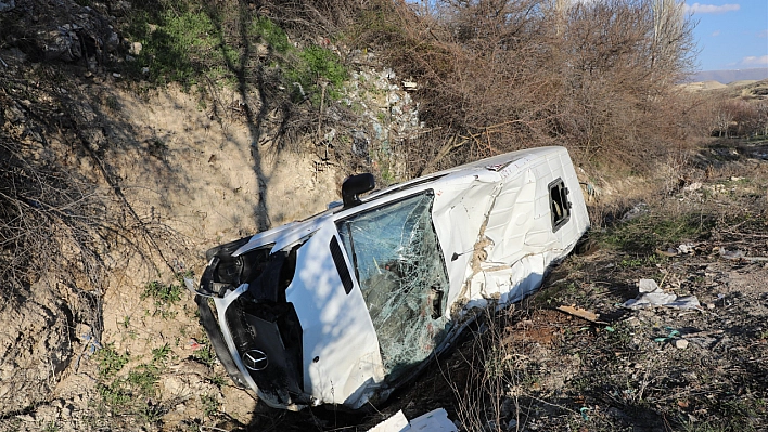 Darende'de öğrenci servisi devrildi