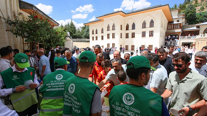 Darende'de vatandaşlara aşure ikramı