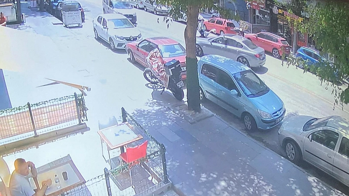 Dehşet Anları Kamerada: Otomobilin Çarptığı Yaya Havada Takla Attı!