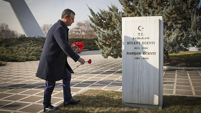 Deniz Baykal mezarı başında anıldı