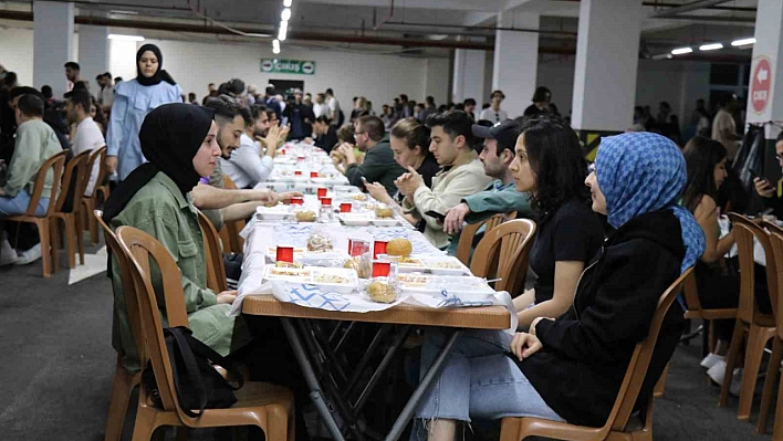 Denizli'de, 3 bin kişiye iftar verdi