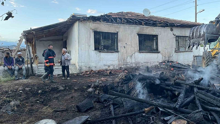 Yangında tonlarca odun yandı