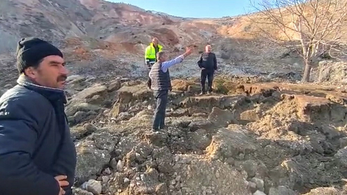 Malatya'da heyelan bir mezrayı yuttu