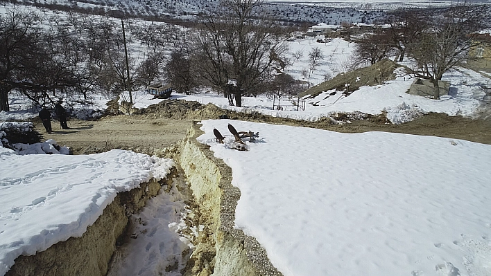 Deprem nedeniyle yarıklar oluştu