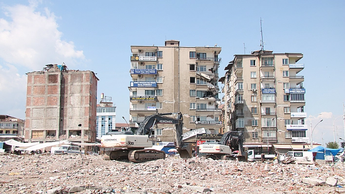 Deprem tartışmaları sürüyor