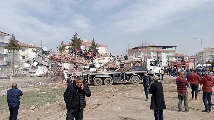 Depremde çöken binanın altında kaldılar