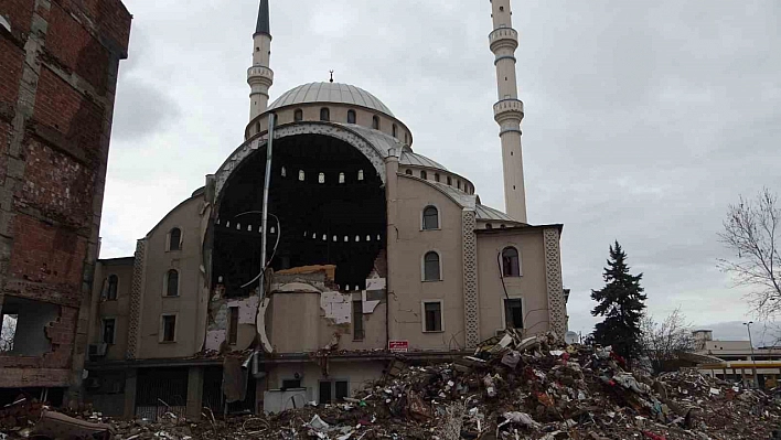 Camiyi gören bir daha bakıyor