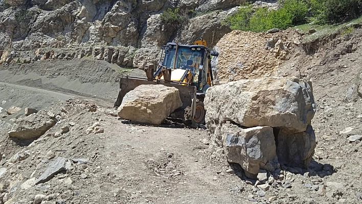 Depremde kapanan yollar açılıyor