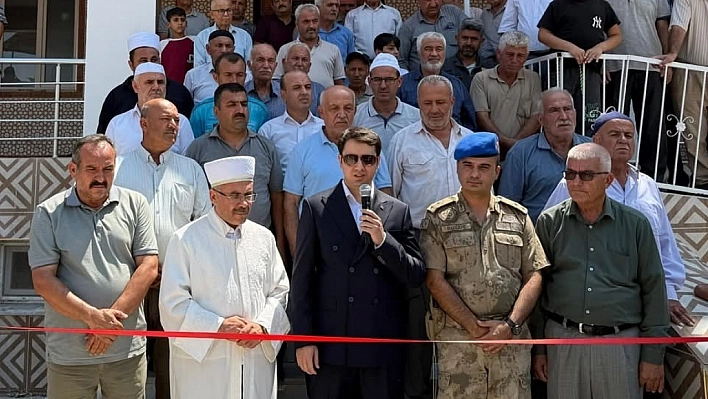 Depremde yıkılan cami dualarla yeniden ibadete açıldı