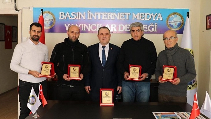 Çalışan gazetecilere plaket