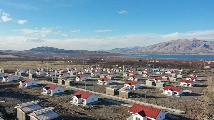 Depremin izleri siliniyor