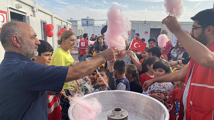 Depremzede çocuklar doyasıya eğlendi