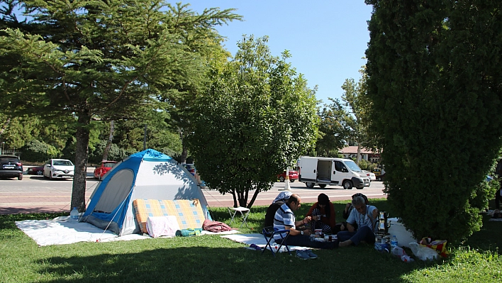 Depremzede vatandaşlar parklarda