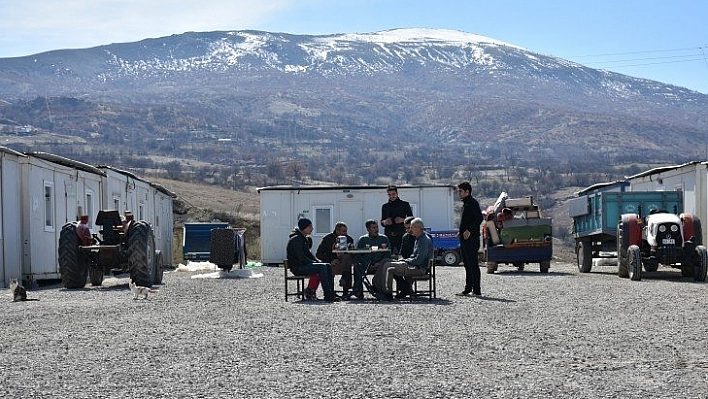 Depremzedeler konteynerlere yerleşiyor