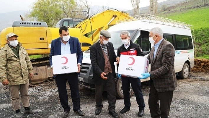 Depremzedelere temizlik malzemesi ve gıda yardımı