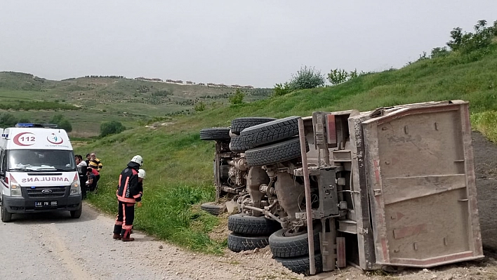 Devrilen kamyonun sürücüsü yaralandı!