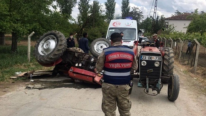 Devrilen traktörün altında kalan sürücü yaralandı