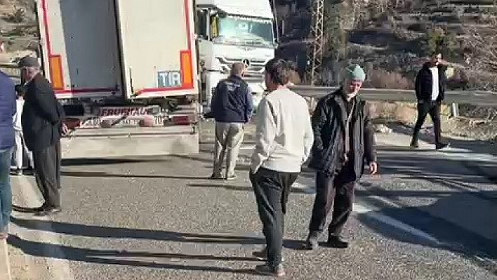 Direksiyonu kilitlenen tır yolu kapattı