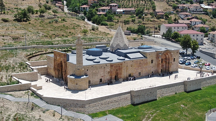 Divriği Ulu Camii 8 asır öncesinin izlerini taşıyor