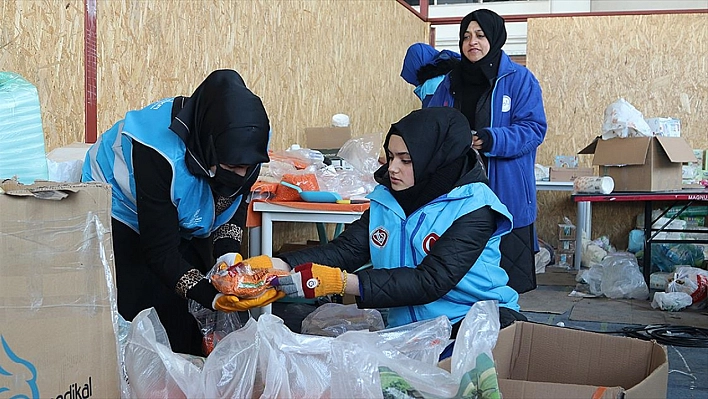 Diyanet depremzedelerin yanında