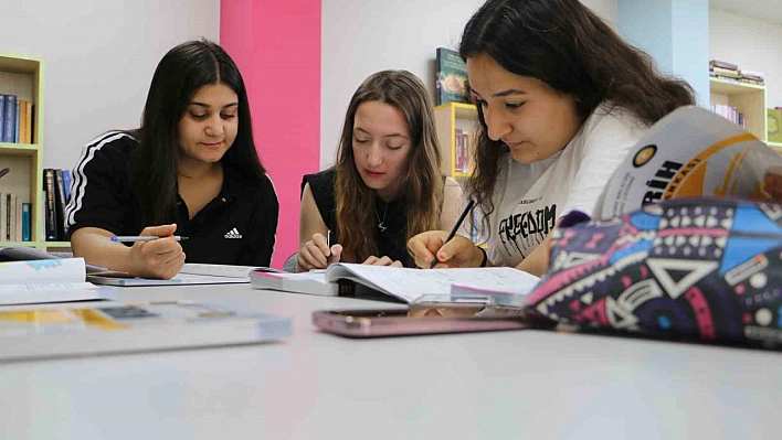 Diyarbakır'da okuyor