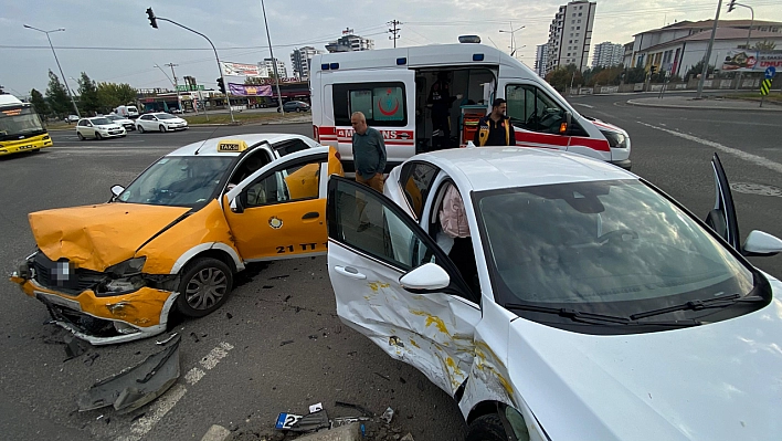 Diyarbakır'da iki otomobil çarpıştı: 1 yaralı