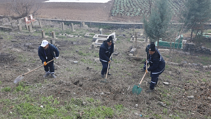 Diyarbakır'da mezarlıklarda temizlik çalışması