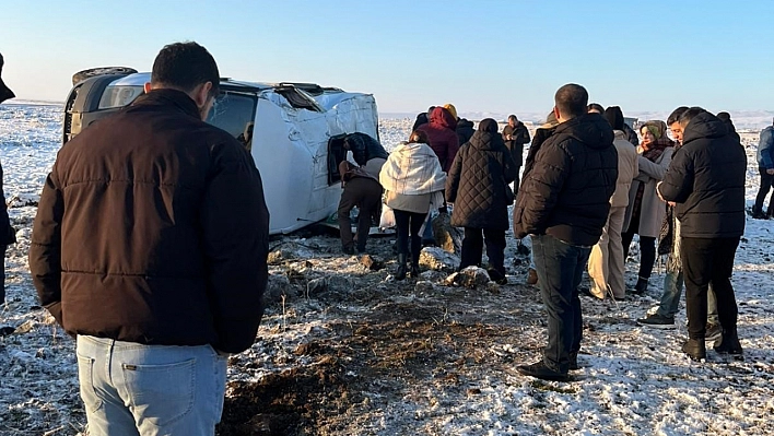 Diyarbakır'da öğretmen servisi devrildi: 12 yaralı