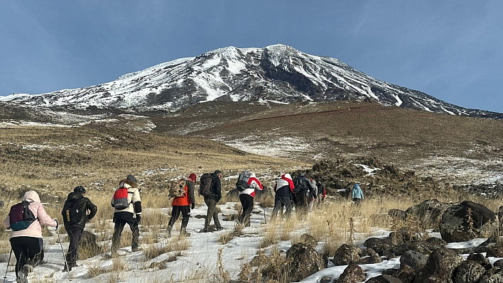 Doğa tutkunları Ağrı Dağı'na tırmandı